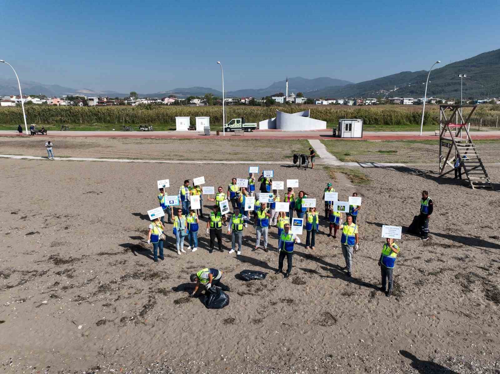 Büyükşehir personelinden sahil temizliği
