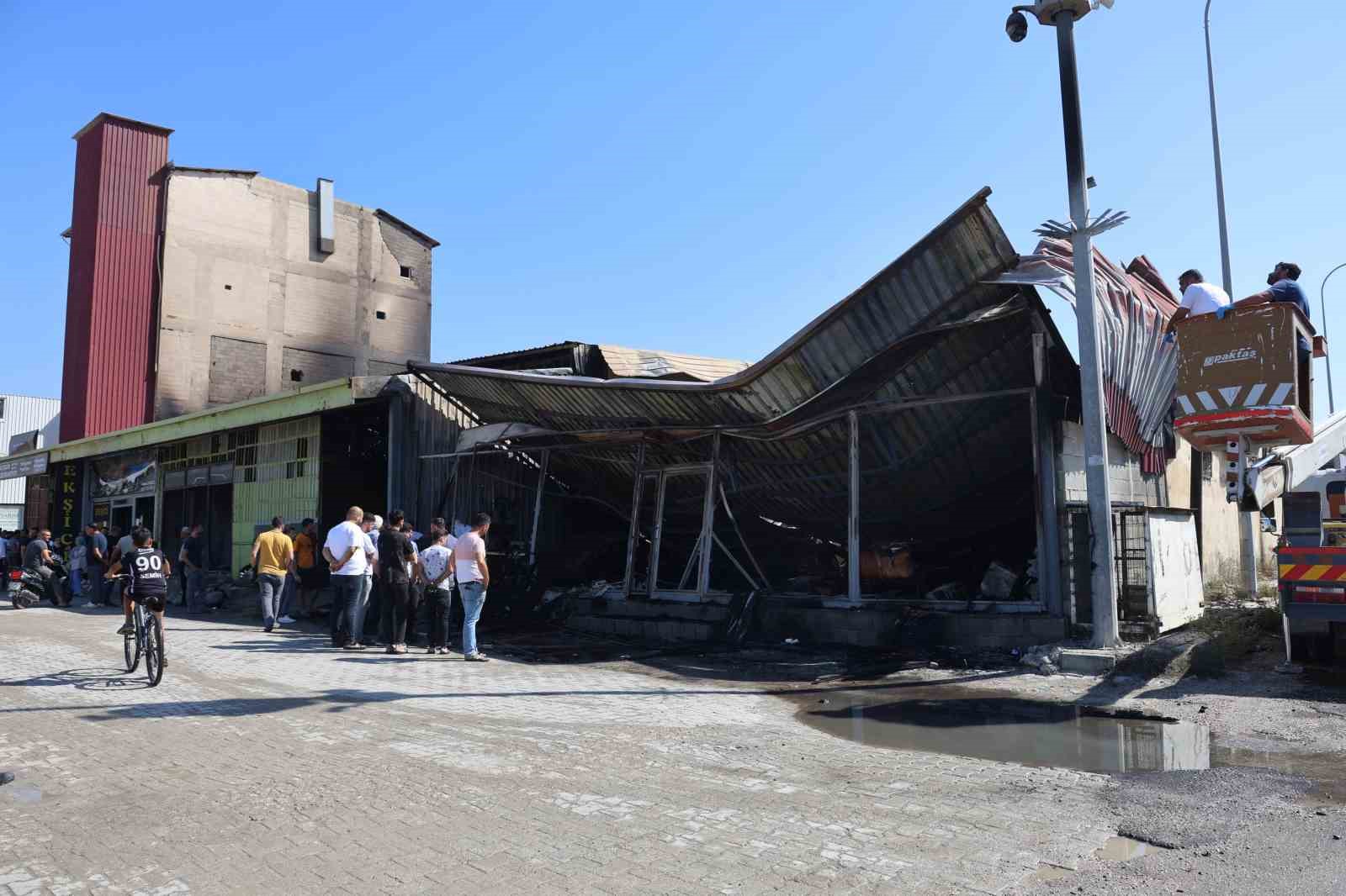 Sanayi sitesinde alevlere teslim olan 6 iş yeri yandı
