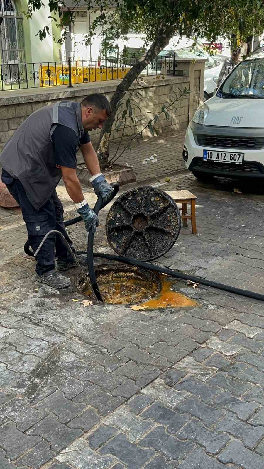 Bandırma’daki kanalizasyondan yağ fışkırdı
