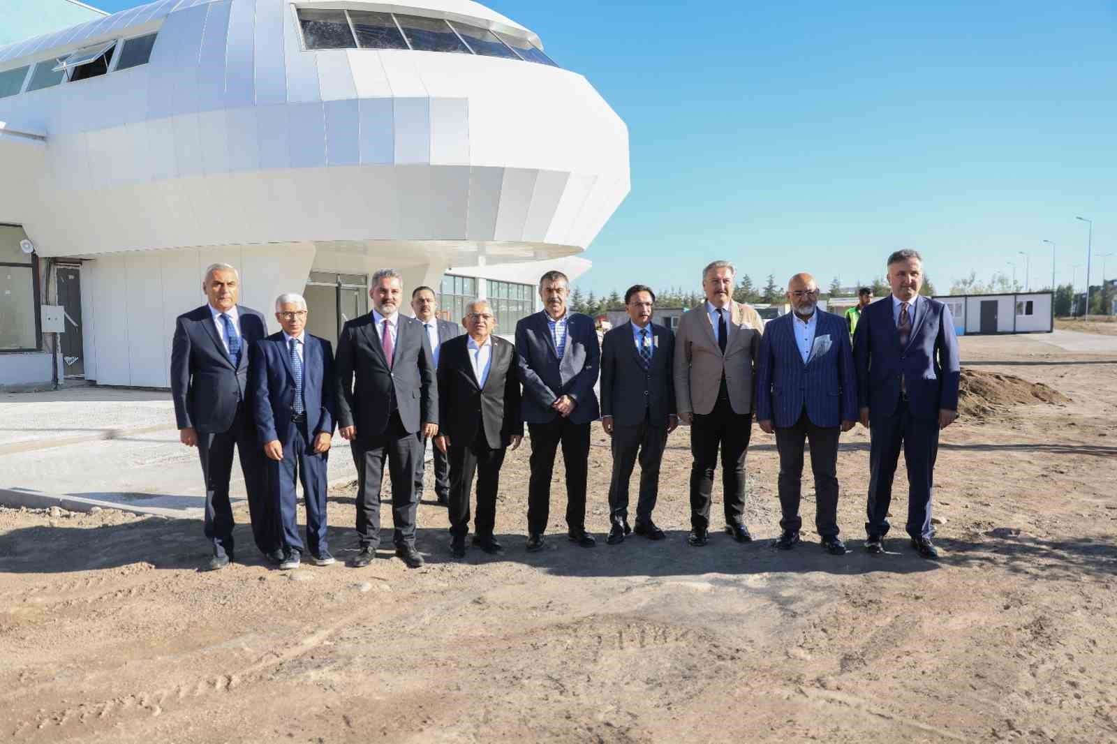 Bakan Tekin tasarruf tedbirlerine uydu, uygulama otelinde kaldı
