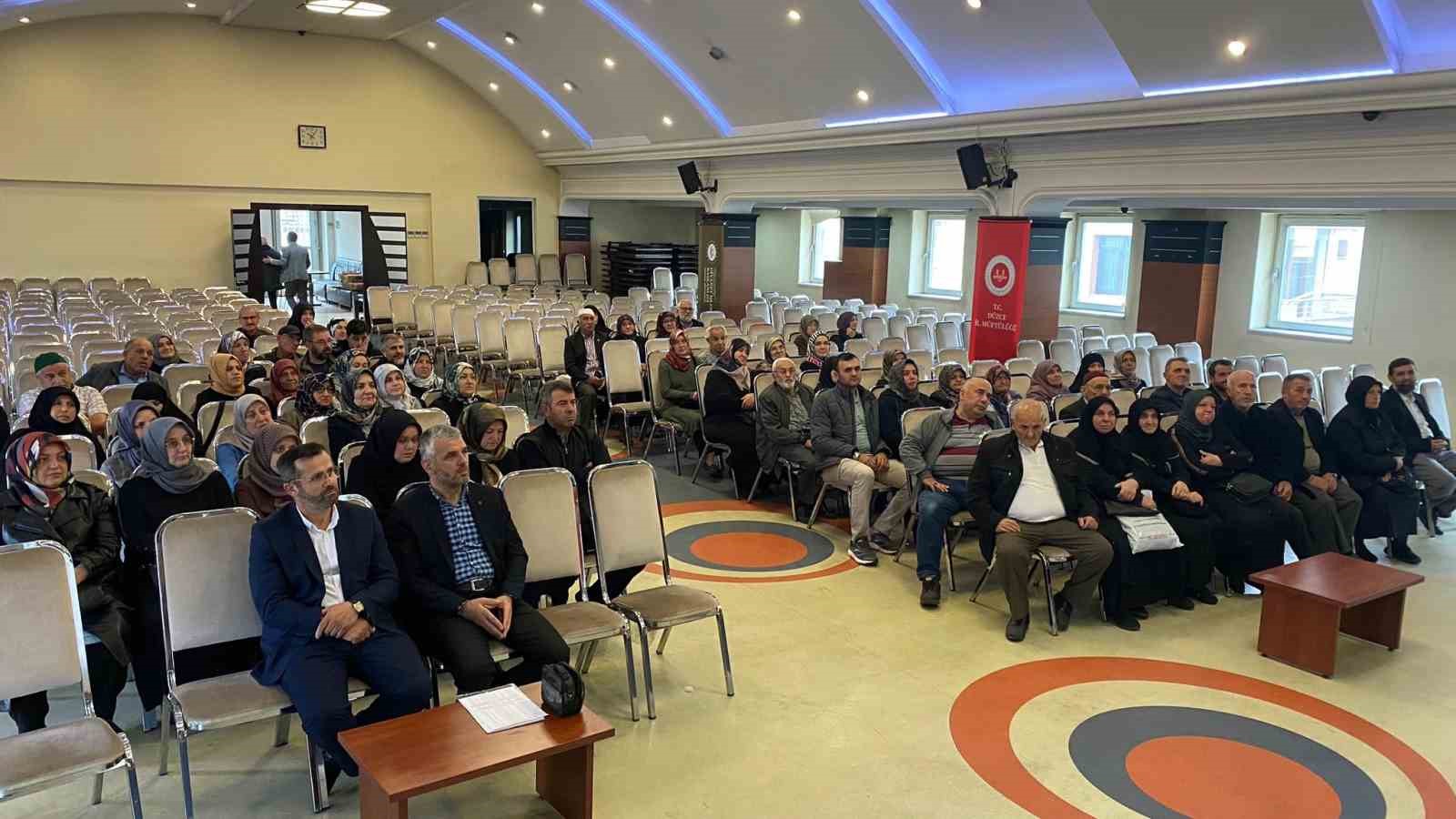 Düzce’de umre semineri düzenlendi
