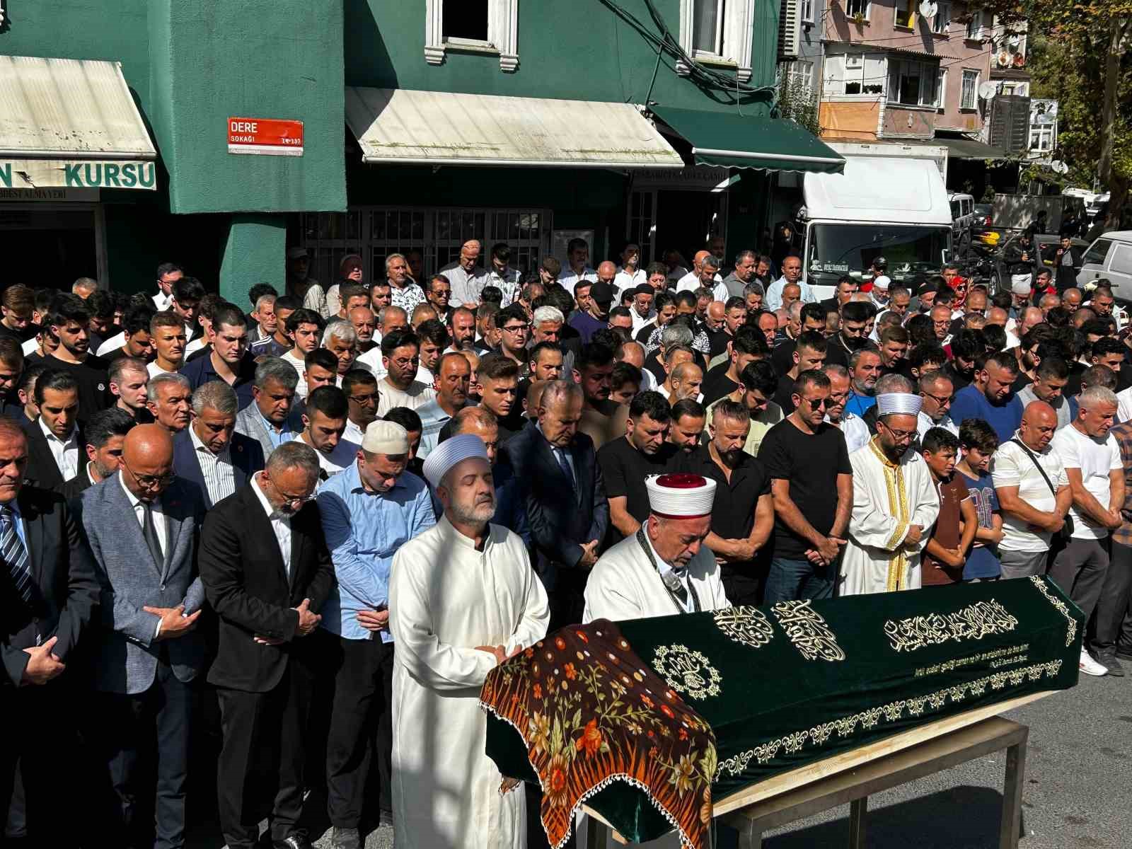 Eyüpsultan’da boğazı kesilerek öldürülen Ayşenur Halil, son yolculuğuna uğurlandı
