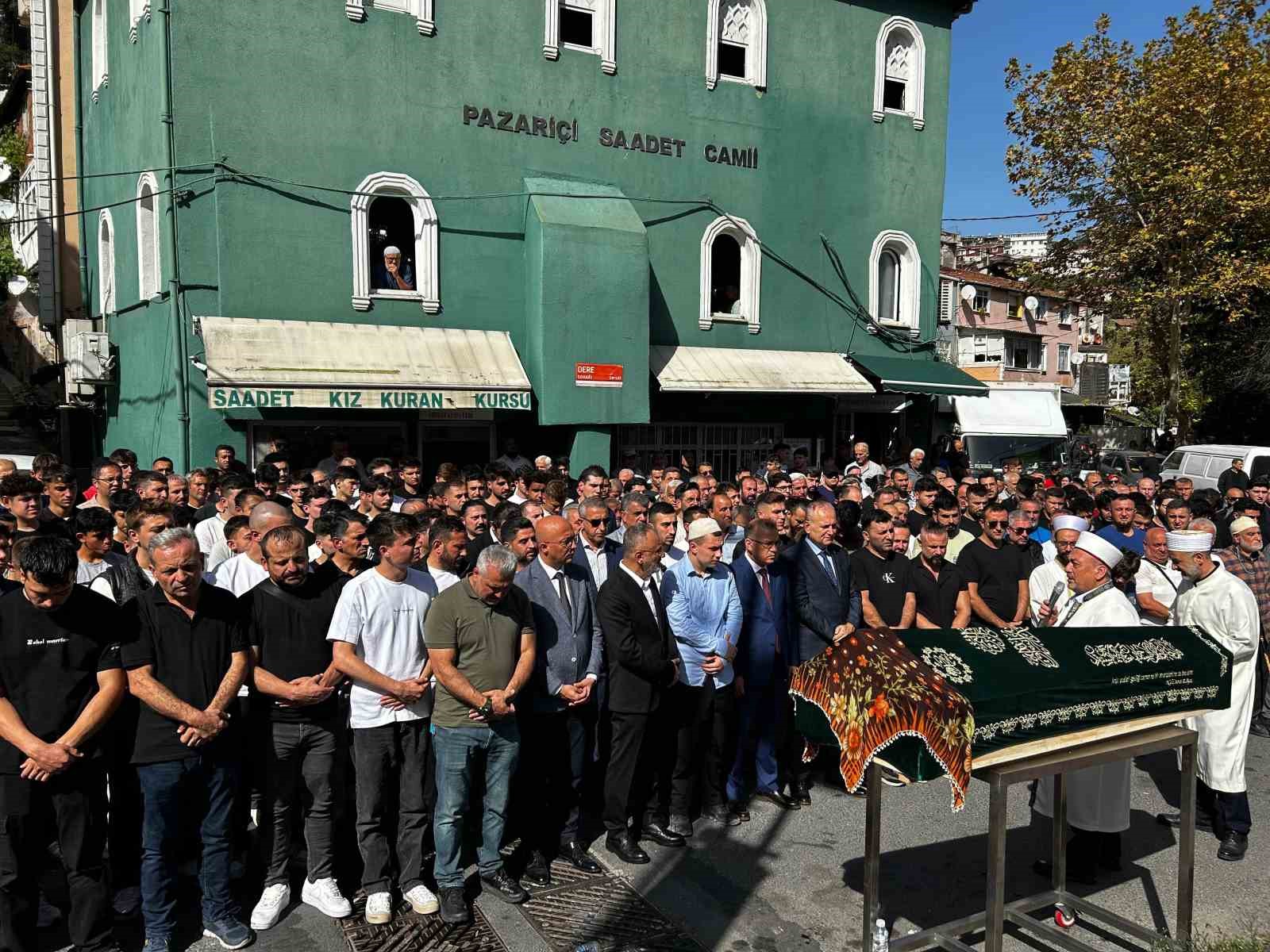 Eyüpsultan’da boğazı kesilerek öldürülen Ayşenur Halil, son yolculuğuna uğurlandı
