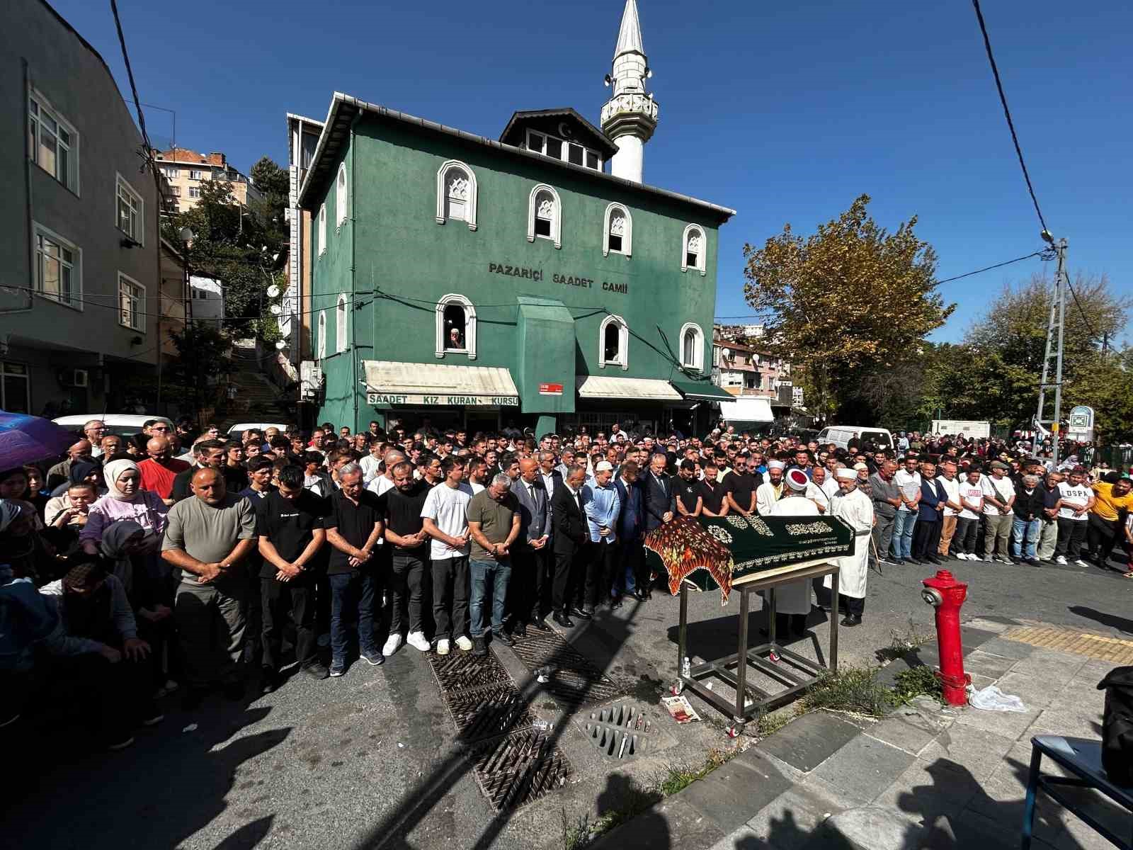 Eyüpsultan’da boğazı kesilerek öldürülen Ayşenur Halil, son yolculuğuna uğurlandı
