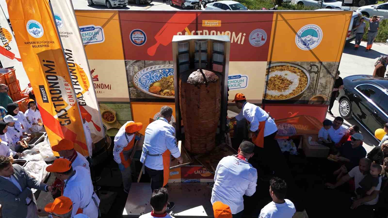 Kayseri Gastronomi Günleri’nde 1 ton sucuk döner dağıtıldı
