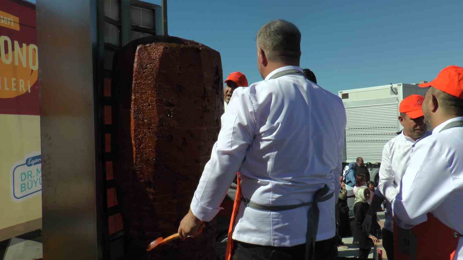 Kayseri Gastronomi Günleri’nde 1 ton sucuk döner dağıtıldı
