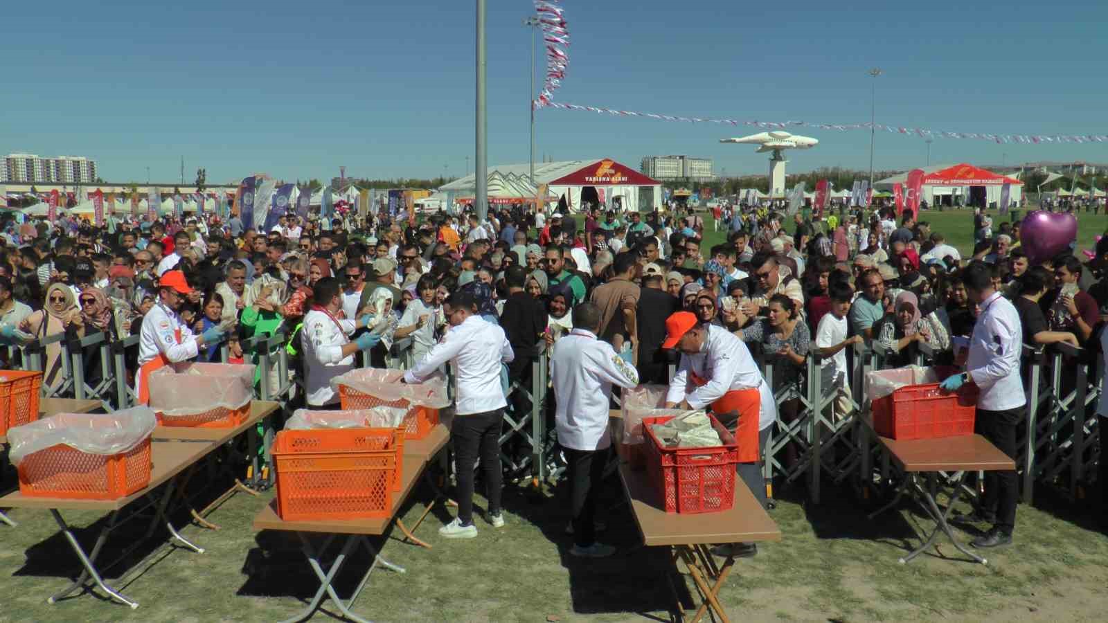 Kayseri Gastronomi Günleri’nde 1 ton sucuk döner dağıtıldı
