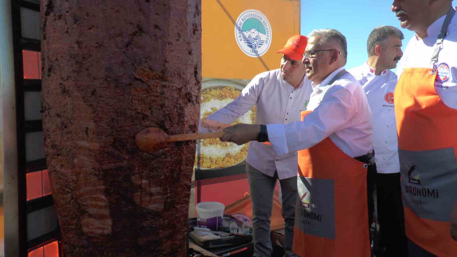 Kayseri Gastronomi Günleri’nde 1 ton sucuk döner dağıtıldı
