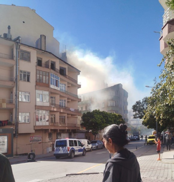 Niğde’de apartmanın çatısında çıkan yangın paniğe neden oldu
