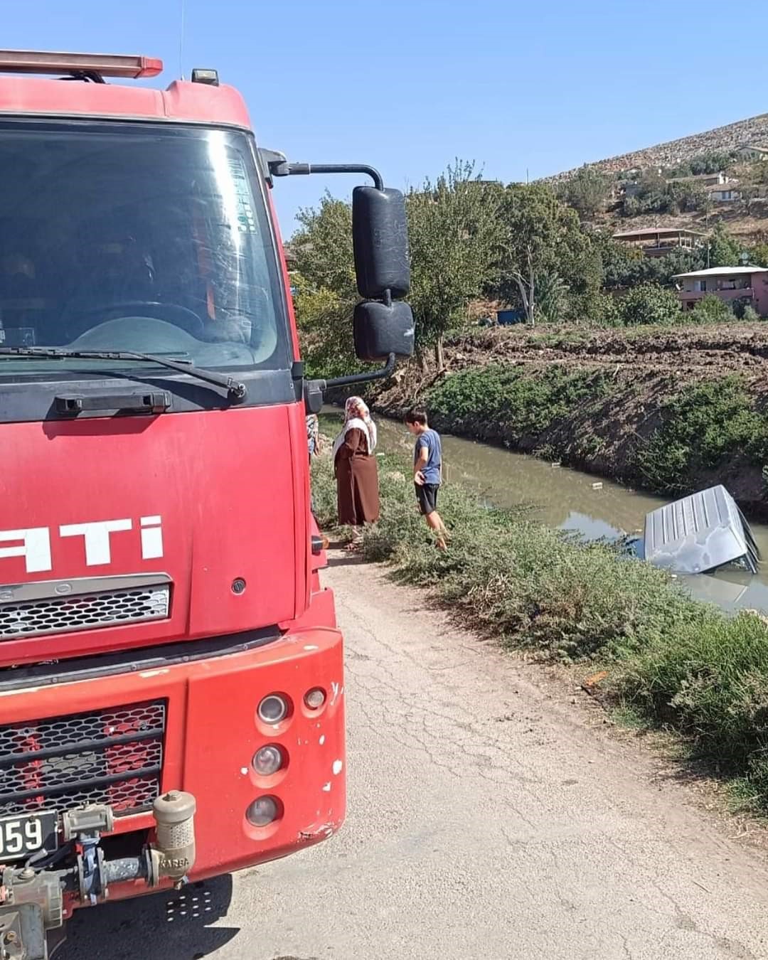 Su kanalına düşen kamyonet sürücüsü yaralandı
