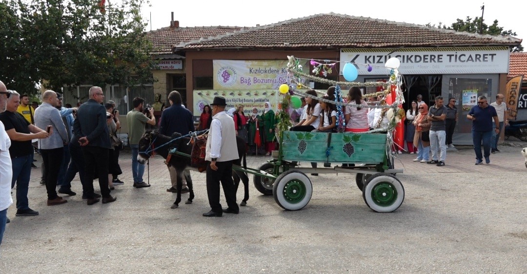 Kızılcıkdere 4. Bağ Bozumu etkinlikleri renkli görüntülere sahne oldu
