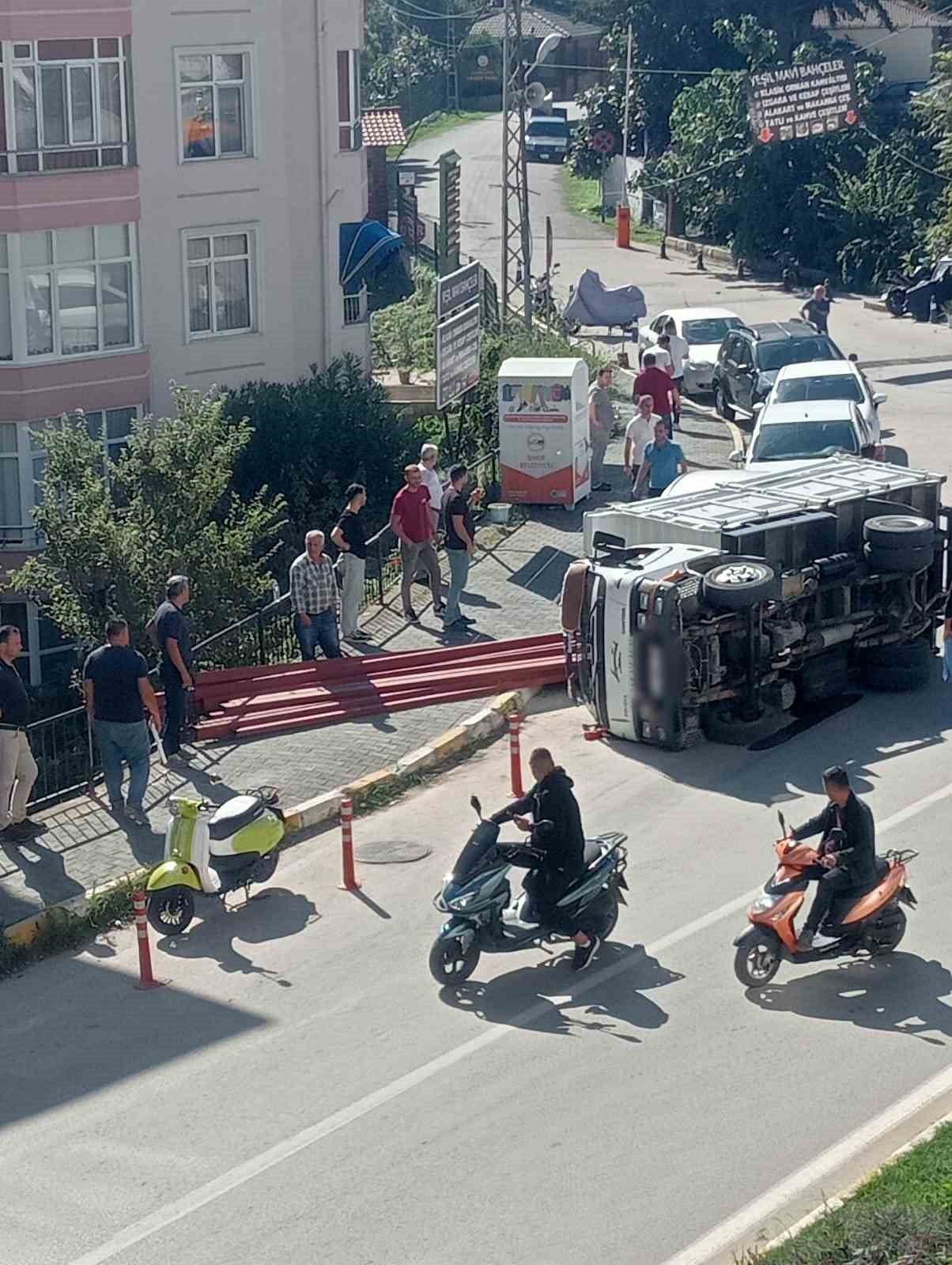 Sinop’ta virajı alamayan kamyonet devrildi
