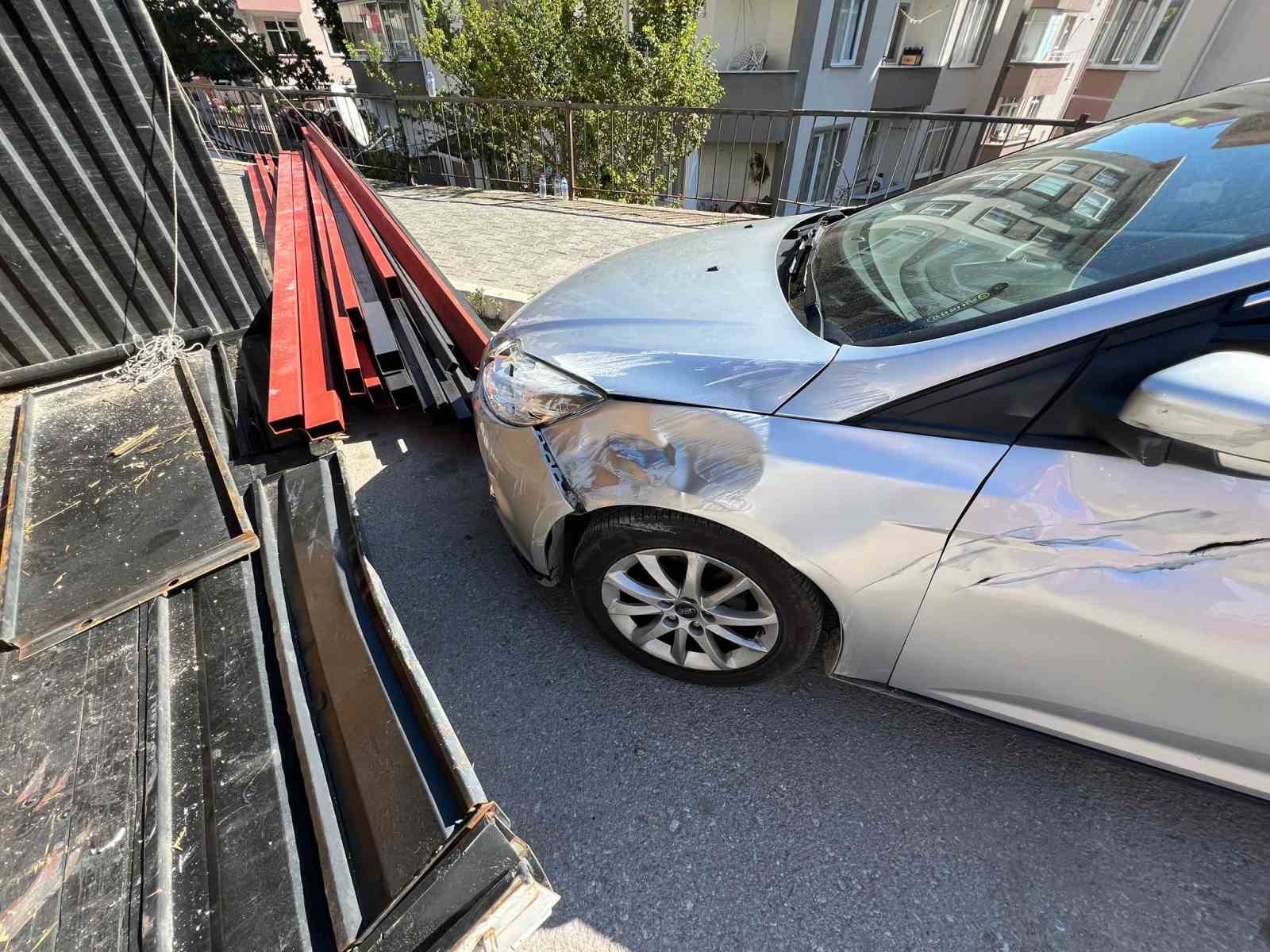 Sinop’ta virajı alamayan kamyonet devrildi
