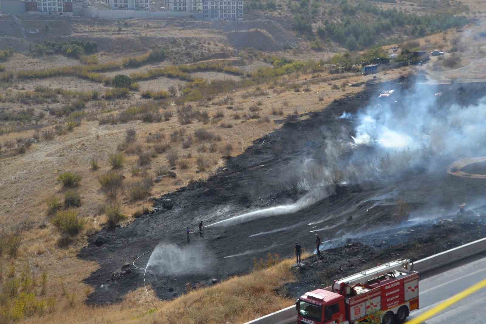 Balıkesir’de ot yangını mahalleyi tehdit etti
