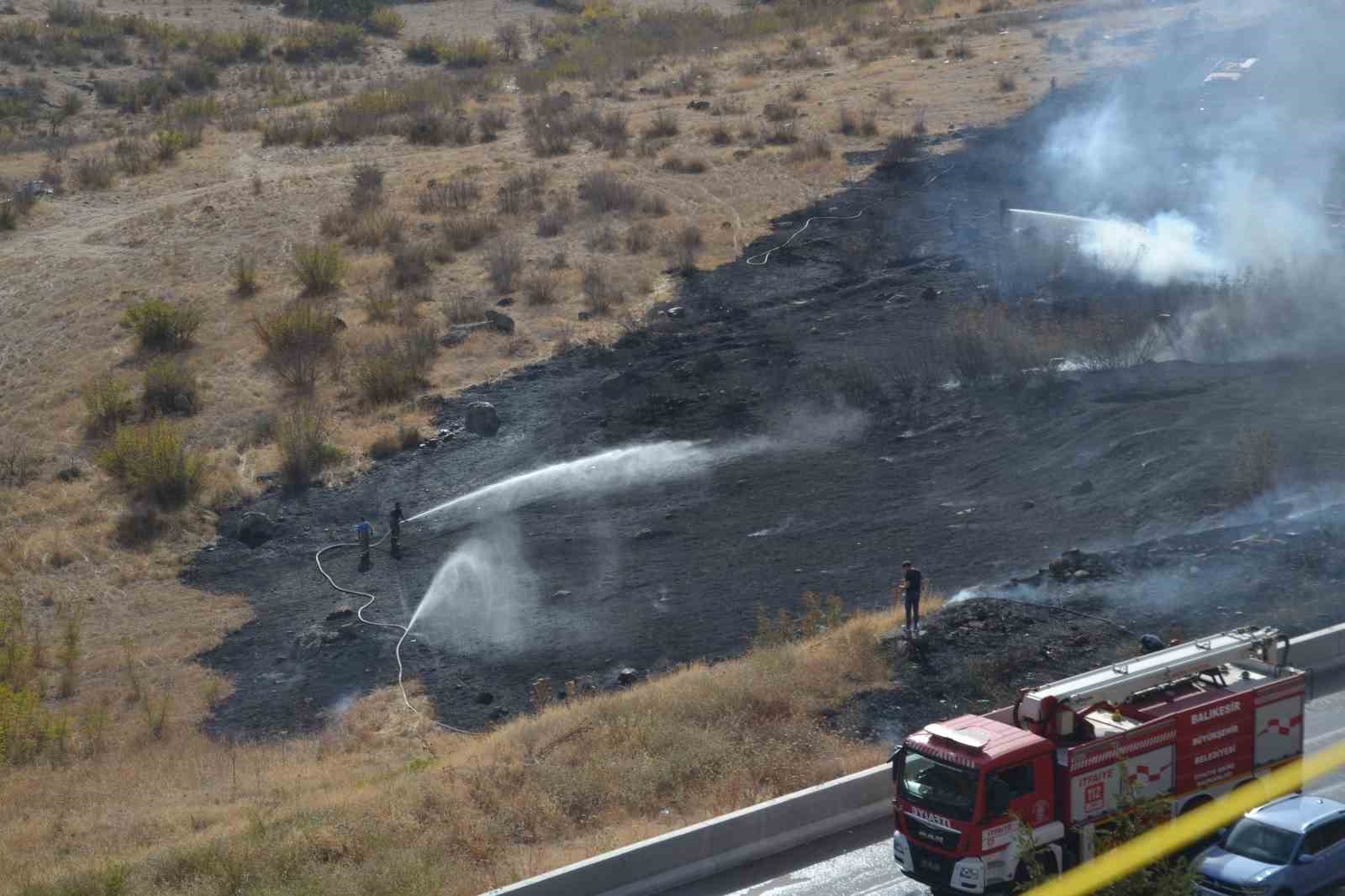 Balıkesir’de ot yangını mahalleyi tehdit etti
