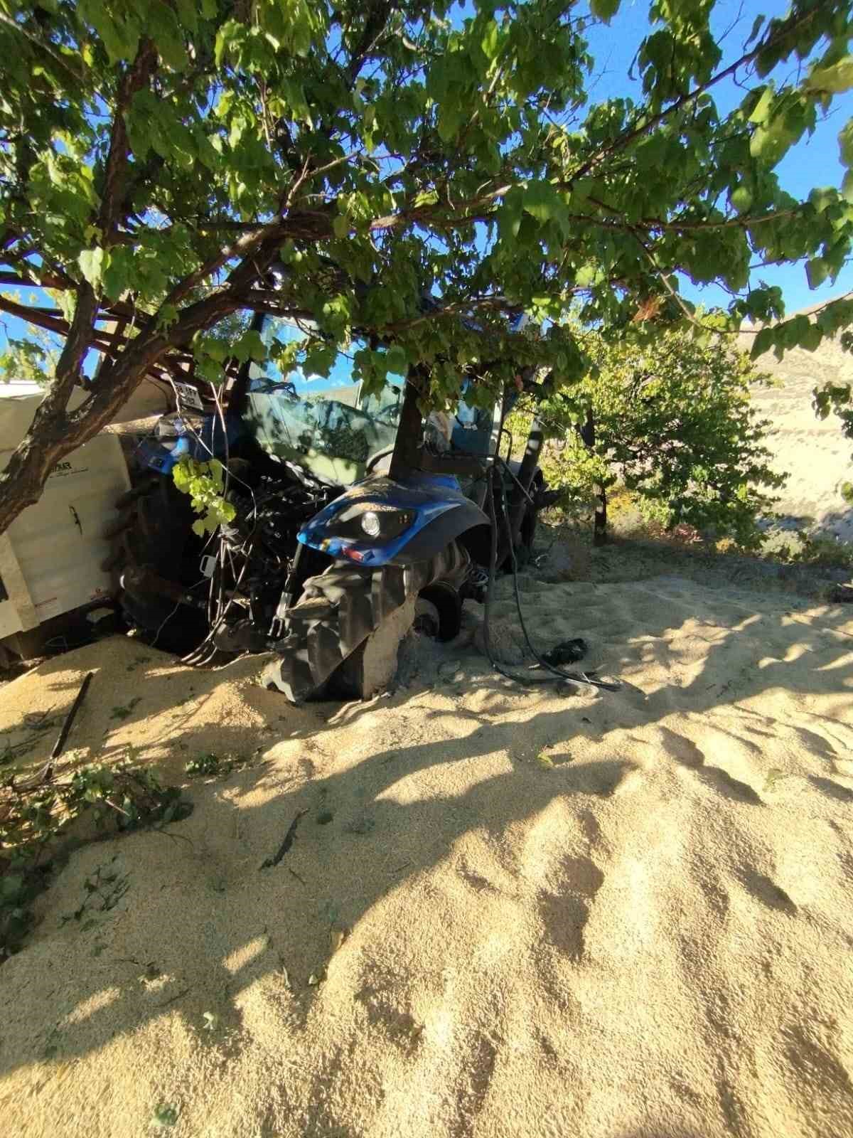 Arpa yüklü traktör devrildi, sürücünün yaralandığı kazada traktör dökülen arpaya gömüldü
