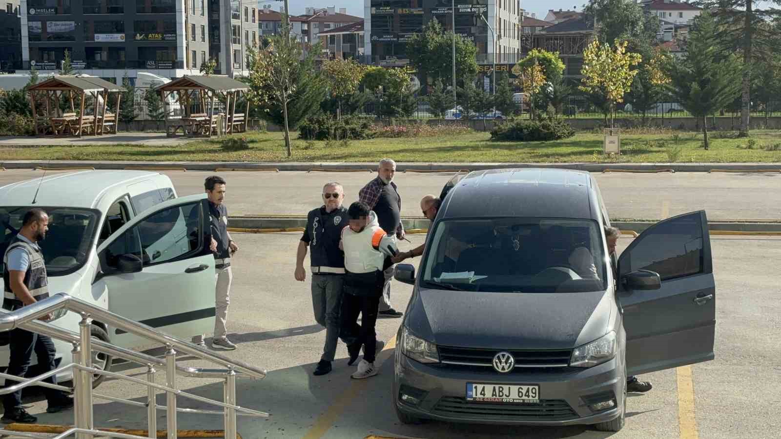 Kasiyeri bıçakla tehdit edip gasp eden şahıs adliyeye sevk edildi
