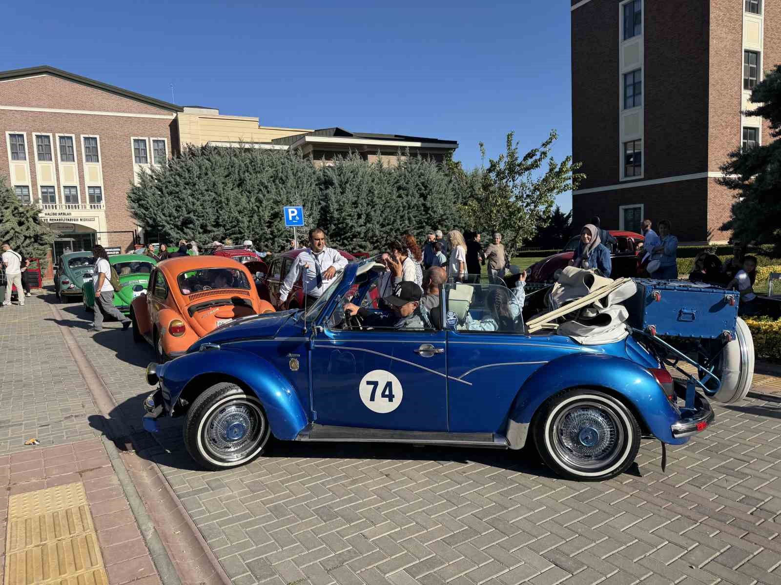 Huzurevi sakinleri Vosvos araçlarla nostaljik şehir turu yaptı
