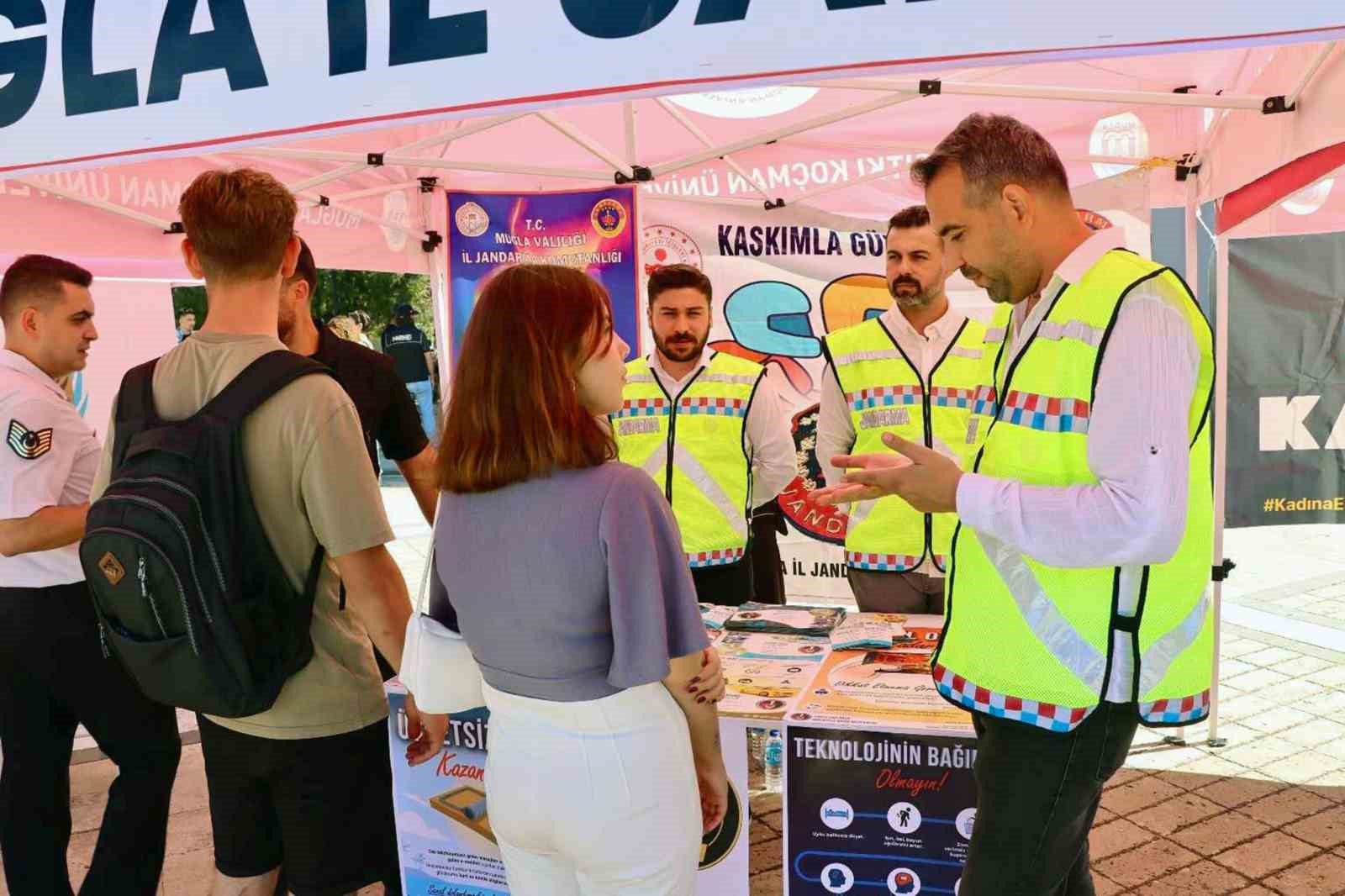 Jandarmadan Üniversite gençliğine bilgilendirme
