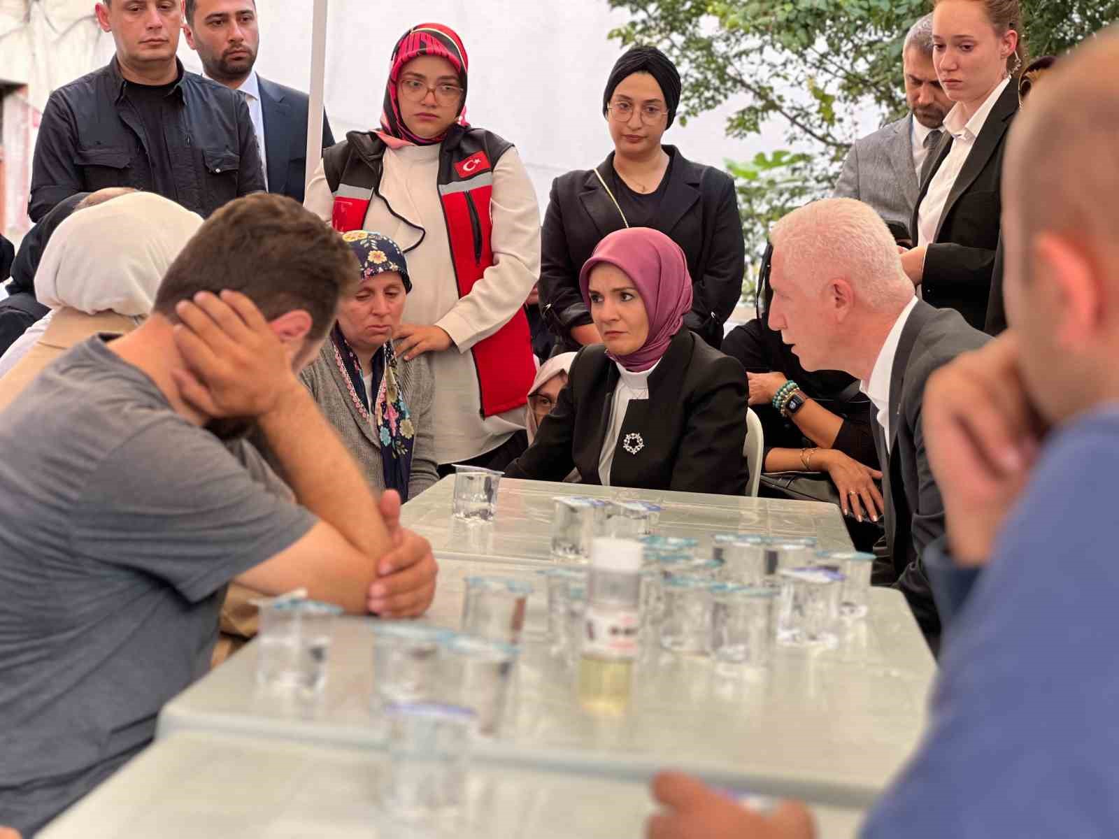 Bakan Göktaş’tan İstanbul’da öldürülen iki genç kızın ailelerine taziye ziyareti
