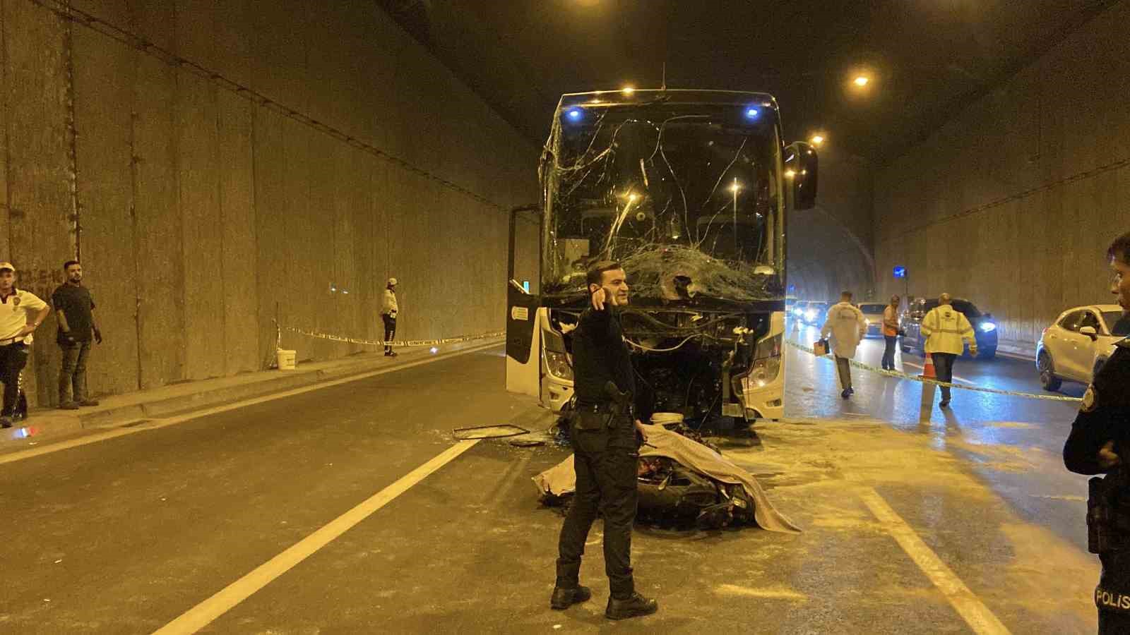 Sultangazi Cebeci Tüneli’nde 2 motosikletlinin ters yönde yaptığı yarış ölümle son buldu: 1 ölü, 3 yaralı
