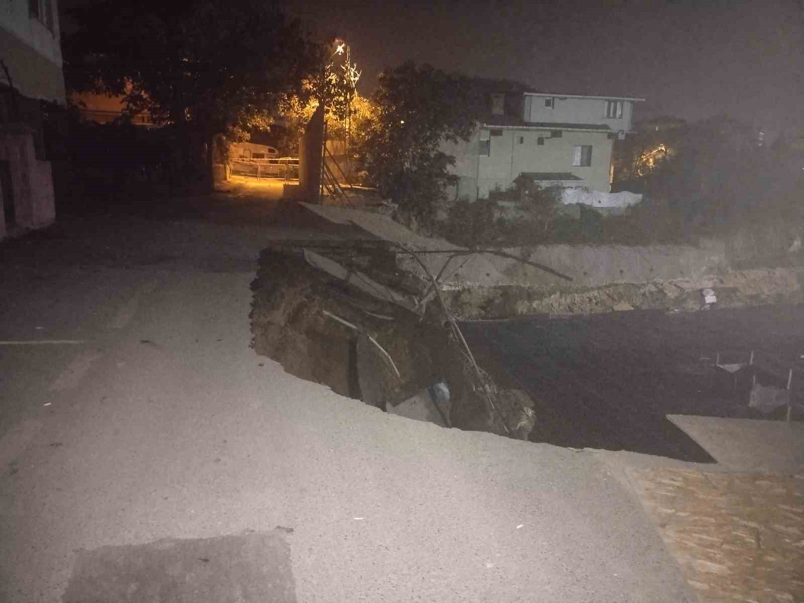 Üsküdar’da istinat duvarı çöktü
