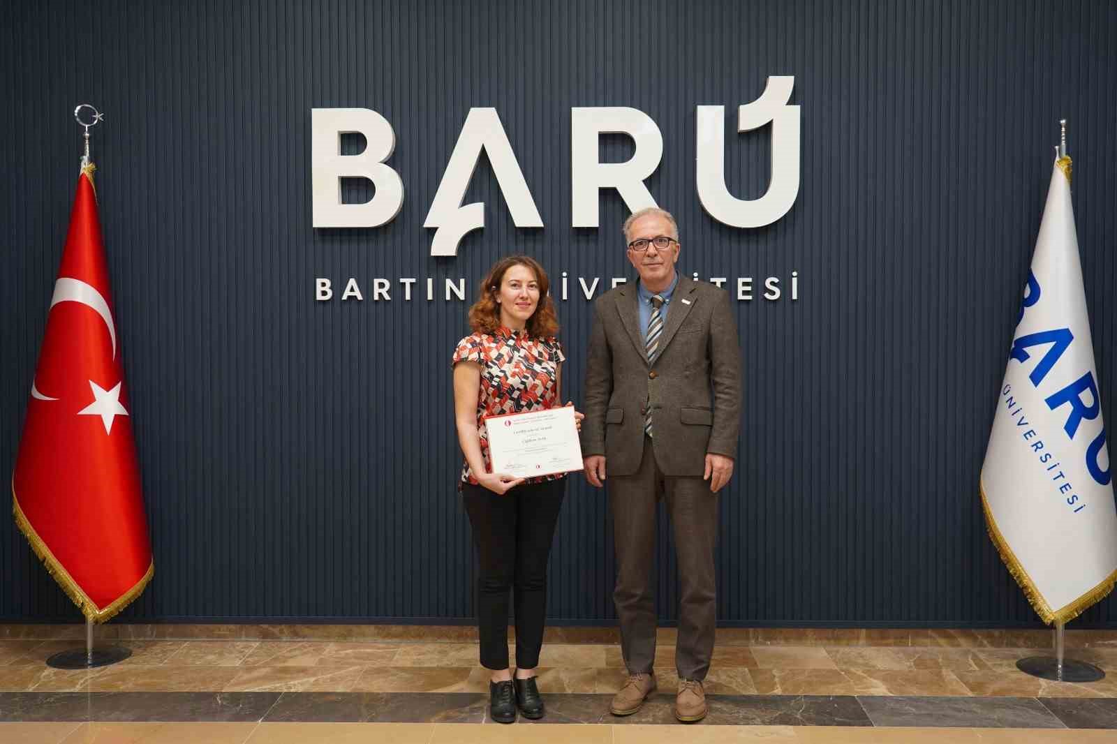 BARÜ’den Dr. Çiğdem Yerli, “ODTÜ Yılın Tezi Ödülünü” aldı
