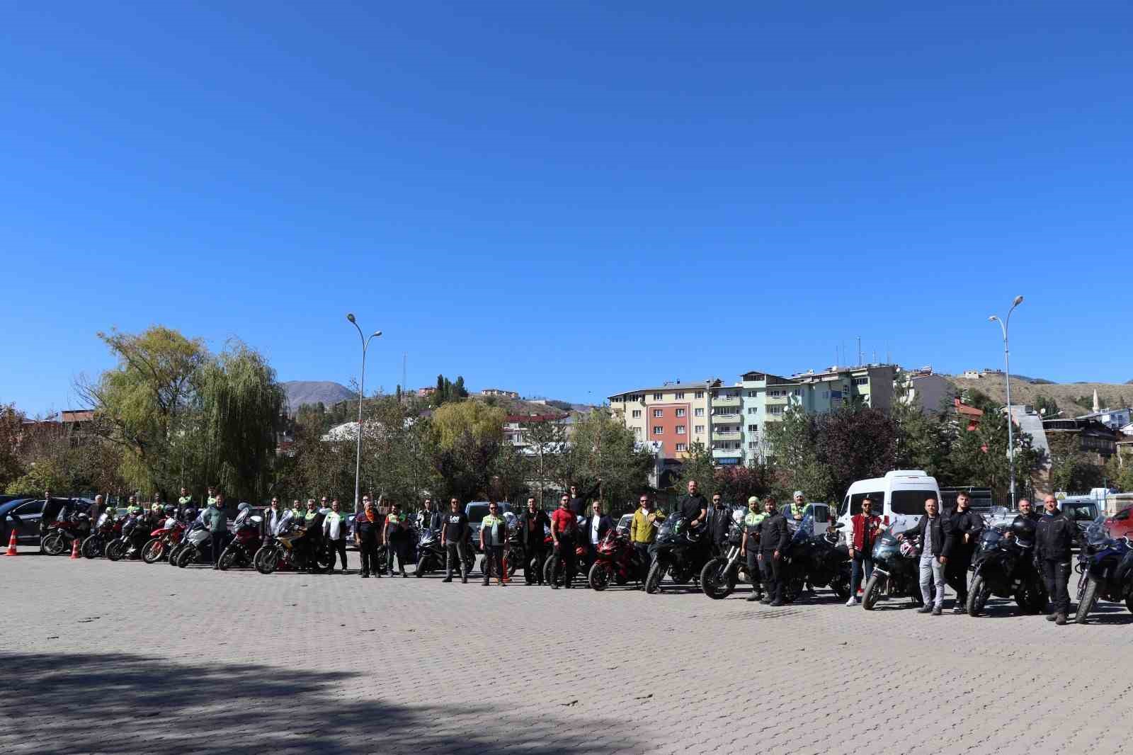 Motosikletçiler Oltu’da şov yaptı
