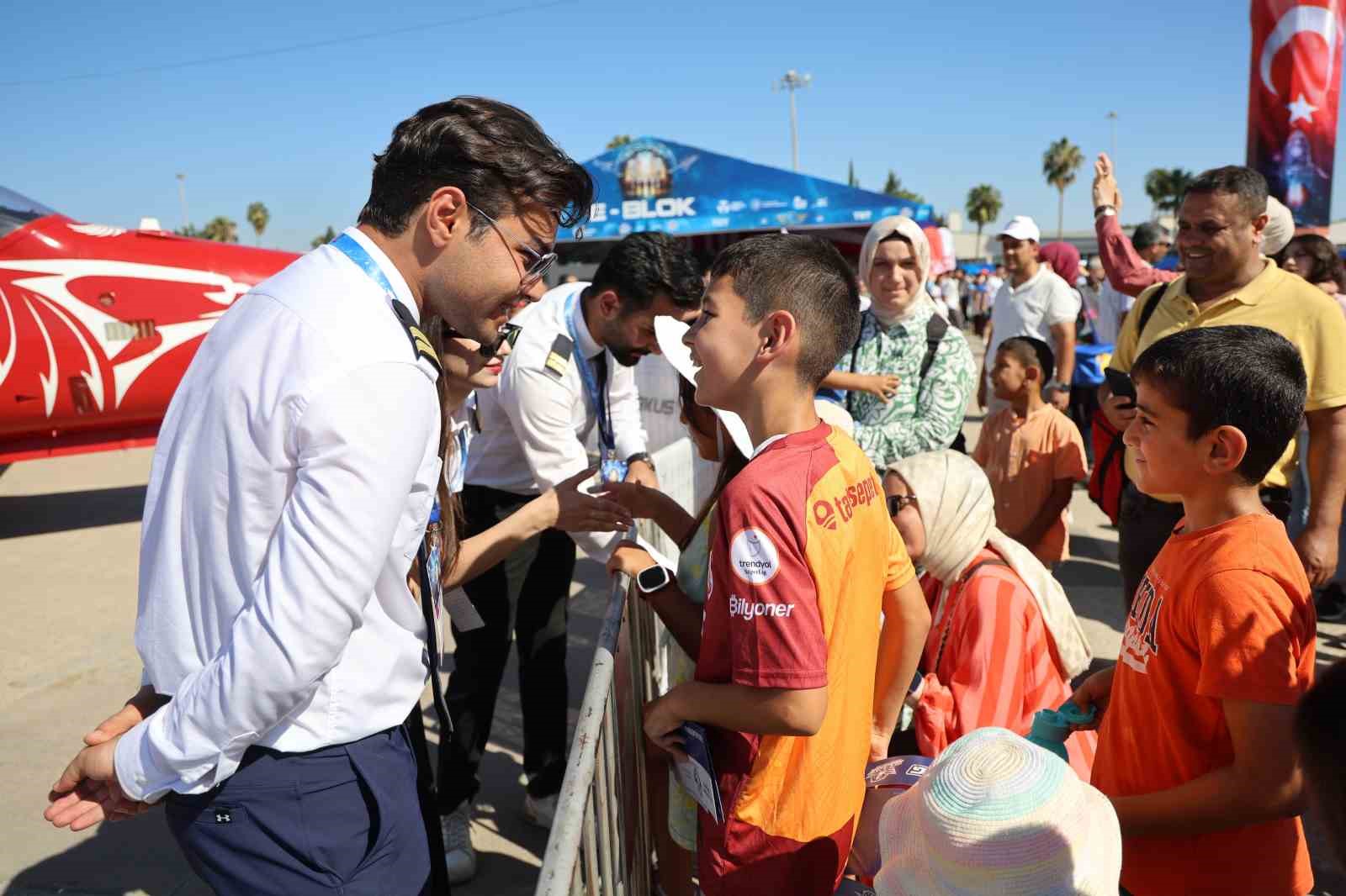 Pilotaj öğrencileri TEKNOFEST’te çocuklara uçakları tanıttı
