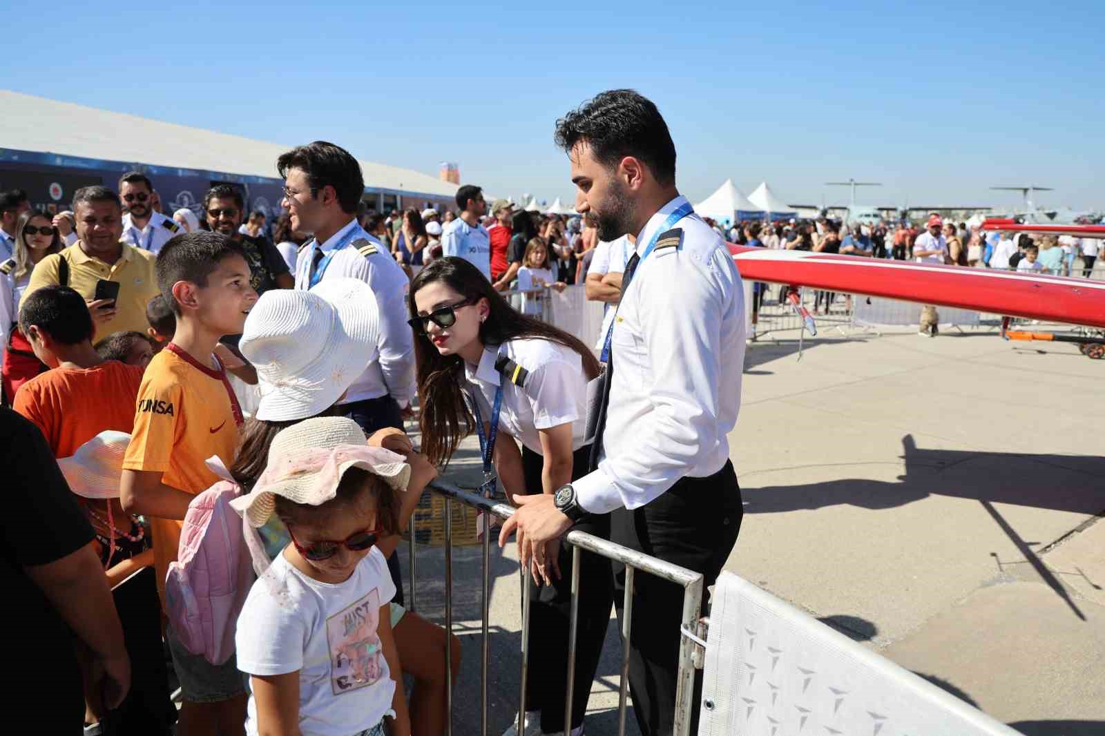 Pilotaj öğrencileri TEKNOFEST’te çocuklara uçakları tanıttı
