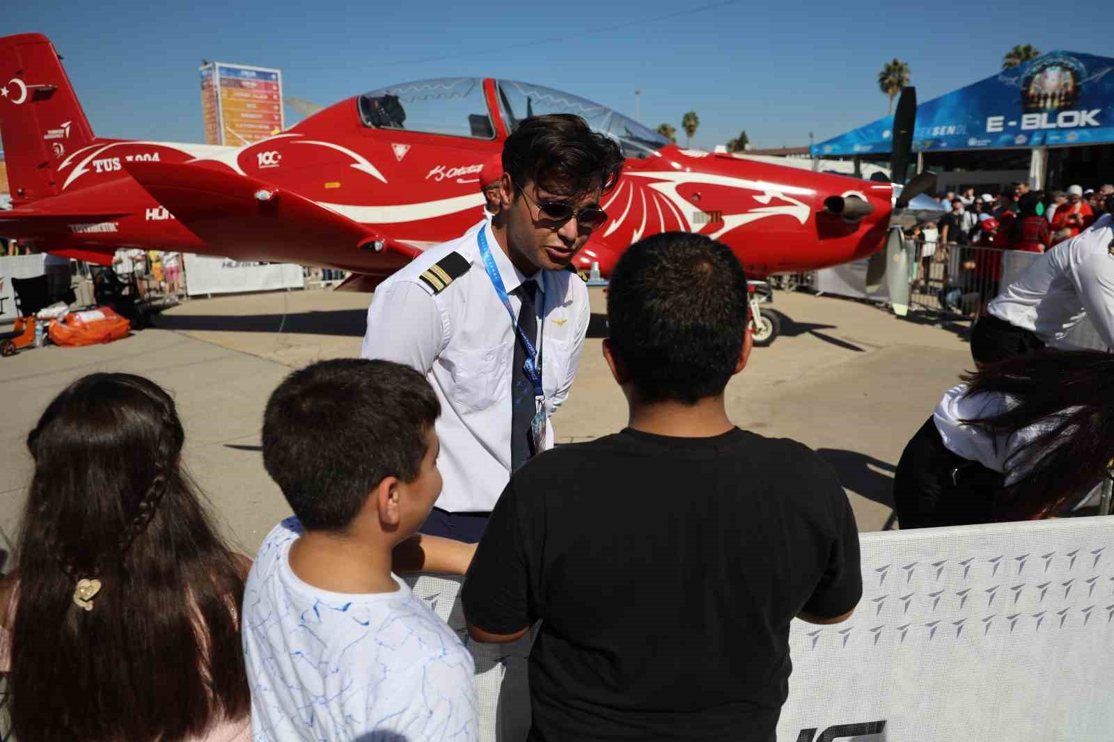 Pilotaj öğrencileri TEKNOFEST’te çocuklara uçakları tanıttı
