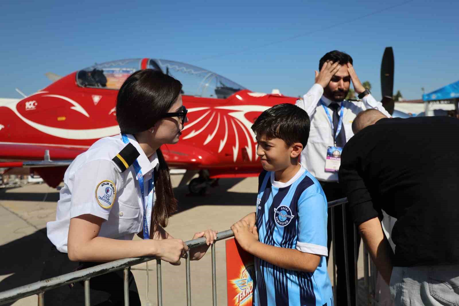 Pilotaj öğrencileri TEKNOFEST’te çocuklara uçakları tanıttı
