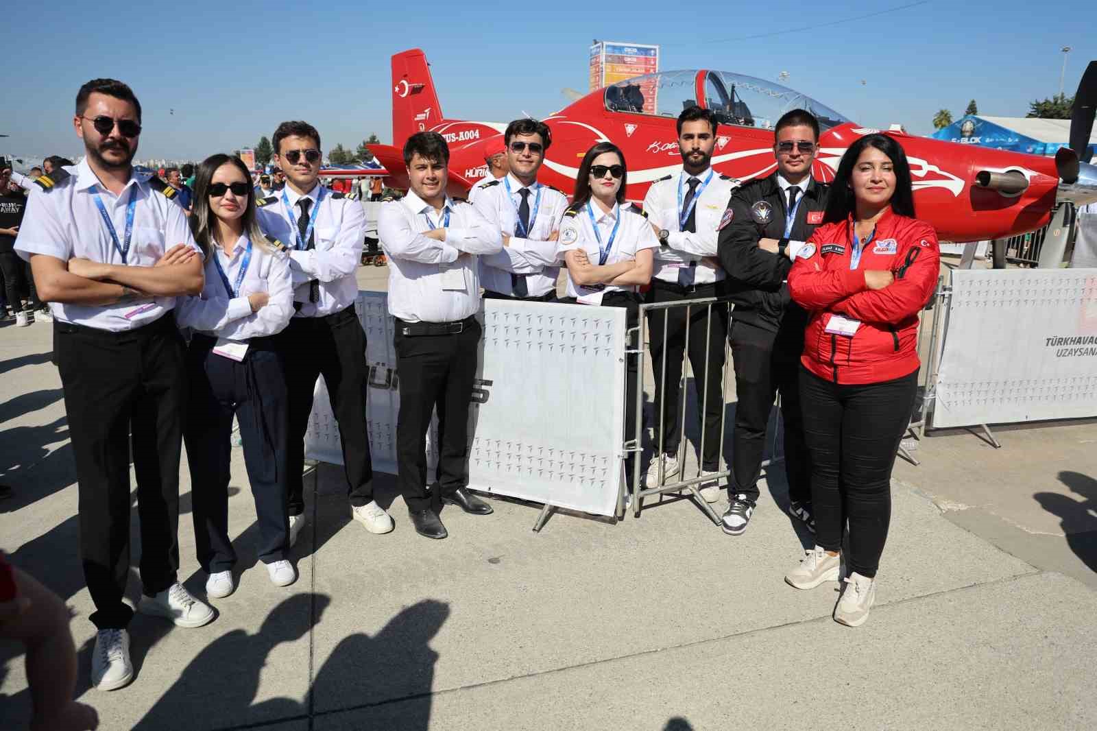 Pilotaj öğrencileri TEKNOFEST’te çocuklara uçakları tanıttı
