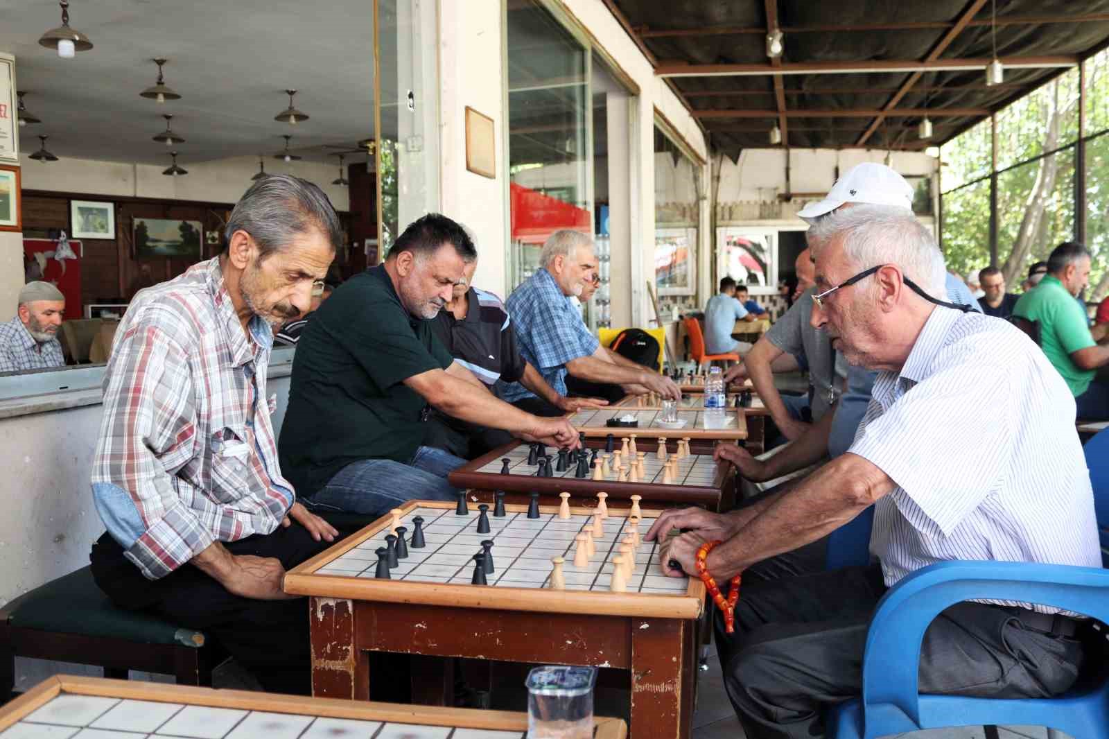 Bu kıraathanede çeneler değil beyinler çalışıyor
