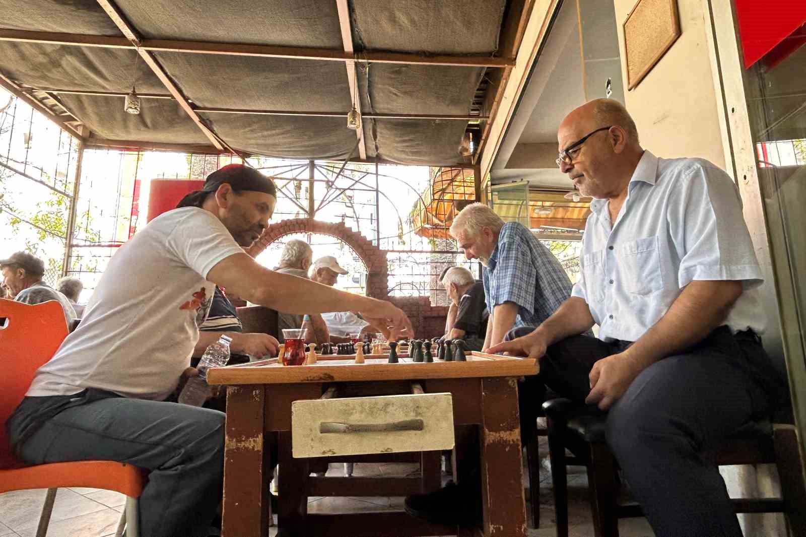 Bu kıraathanede çeneler değil beyinler çalışıyor
