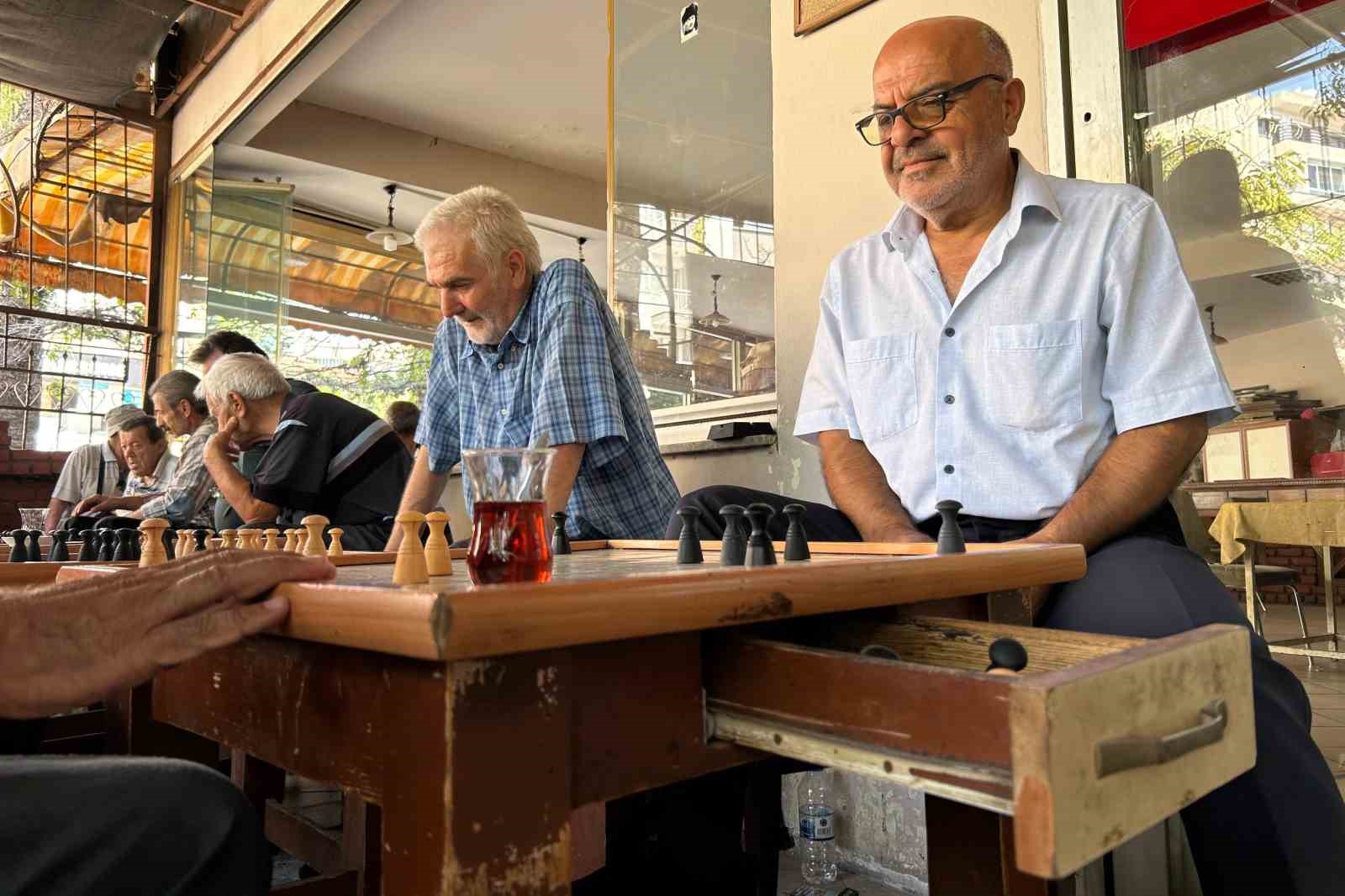 Bu kıraathanede çeneler değil beyinler çalışıyor
