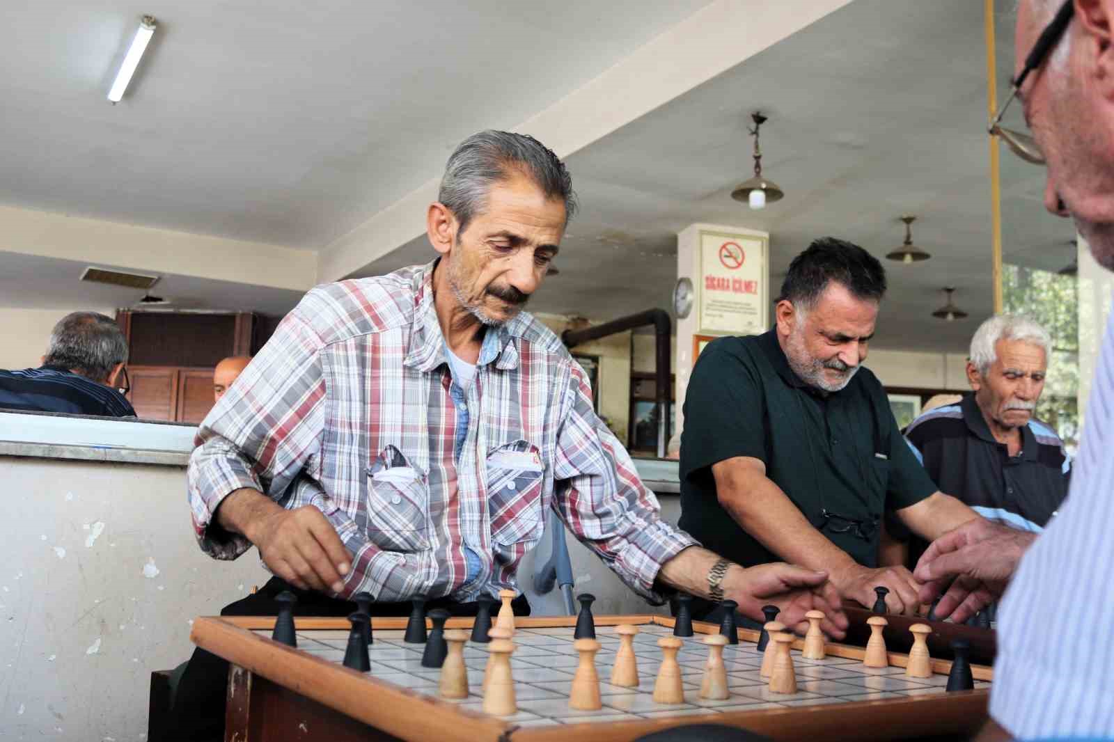 Bu kıraathanede çeneler değil beyinler çalışıyor
