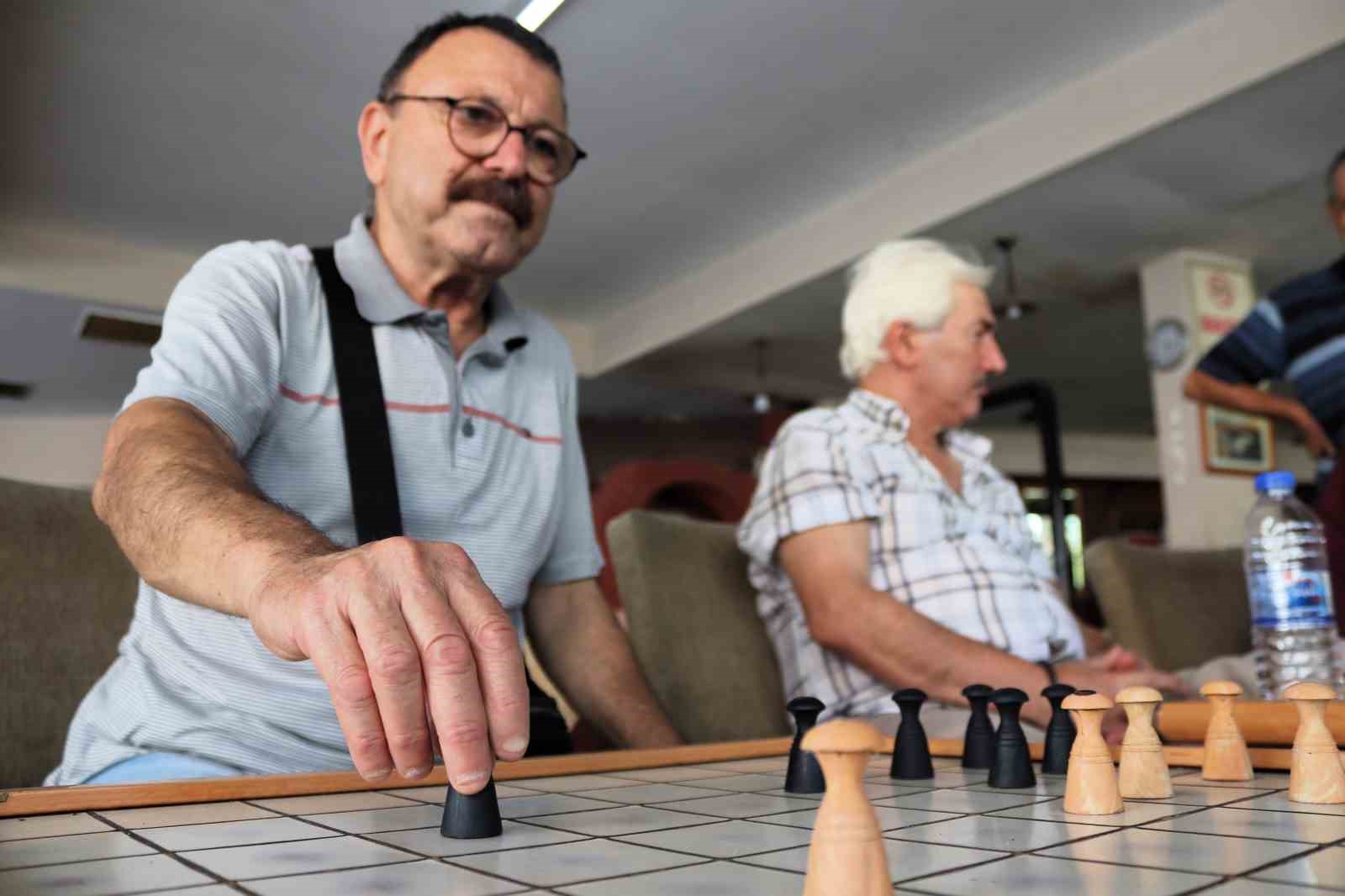 Bu kıraathanede çeneler değil beyinler çalışıyor
