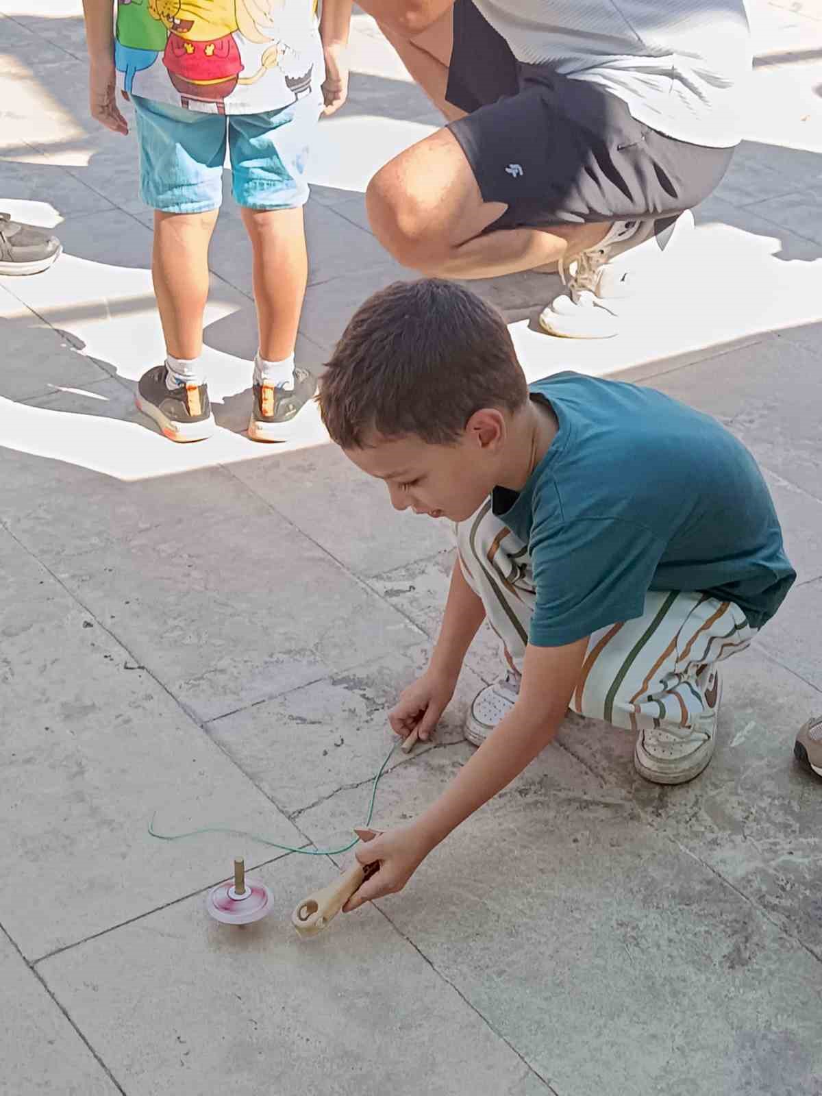 Şenlikte Metinbilim Enstitüsünden Otantik çocuk oyunları gösterisi
