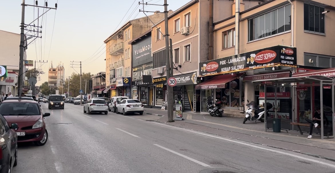 Yolun karşısına geçerken otobüsün altında kaldı: Kaza kamerada
