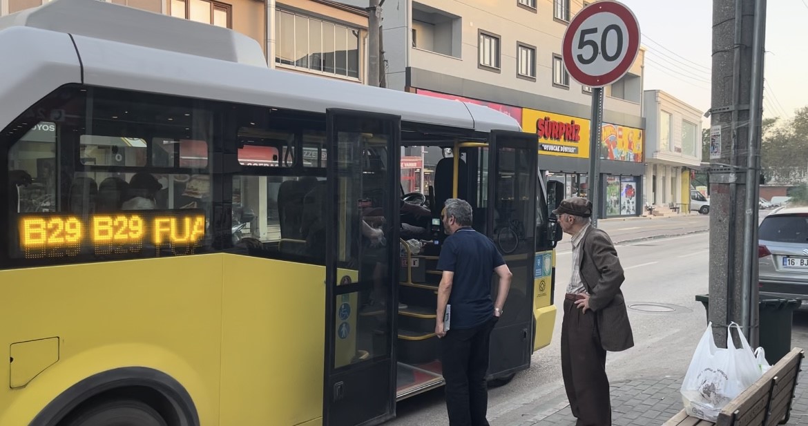 Yolun karşısına geçerken otobüsün altında kaldı: Kaza kamerada
