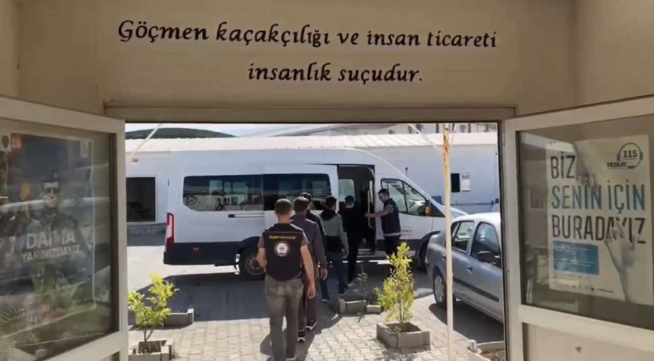 Osmaniye’de lüks otomobilde 4 göçmen yakalandı, 1 kişi tutuklandı
