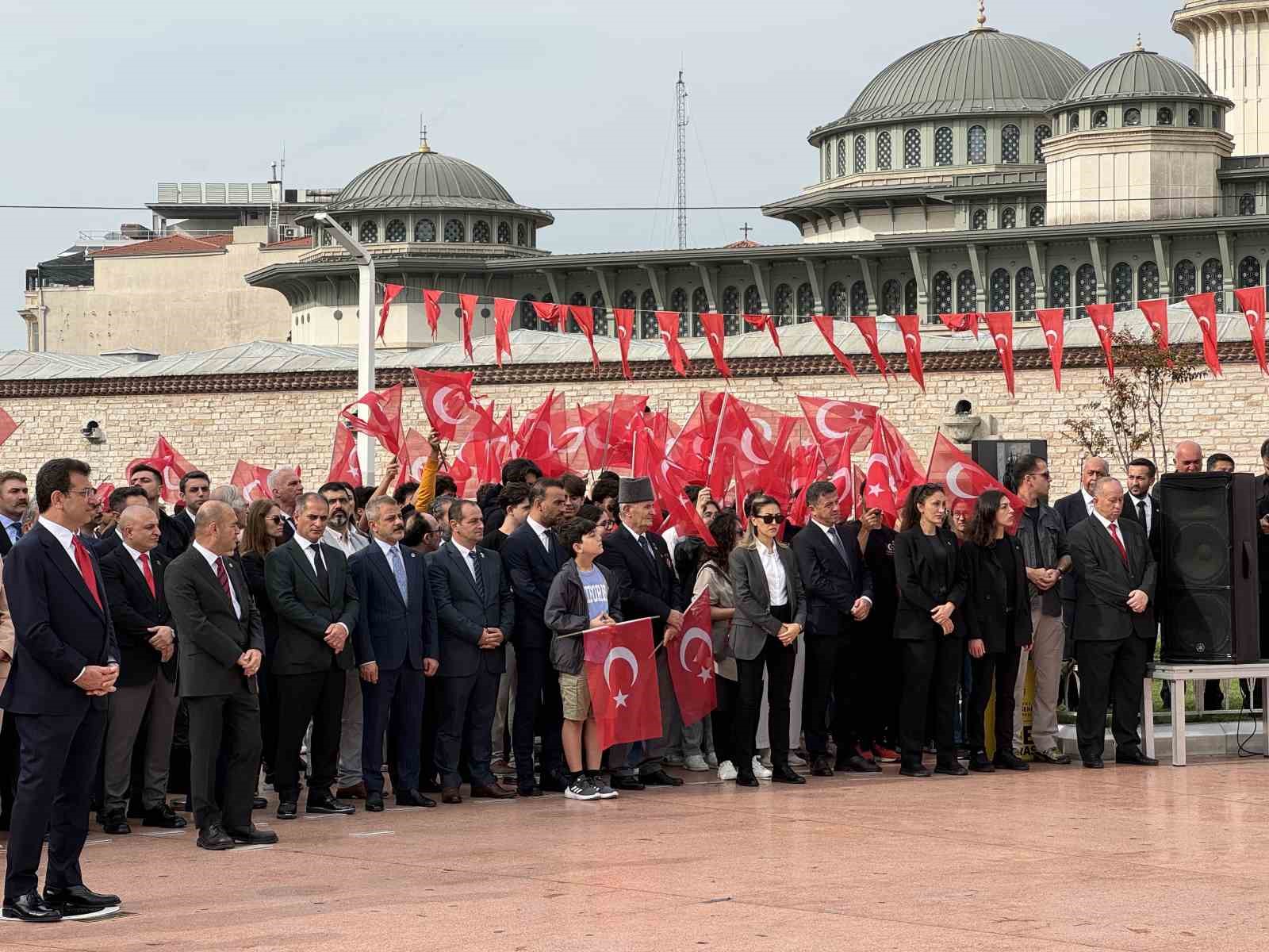 İstanbul’un kurtuluşunun 101. yıl dönümü Taksim’de kutlandı
