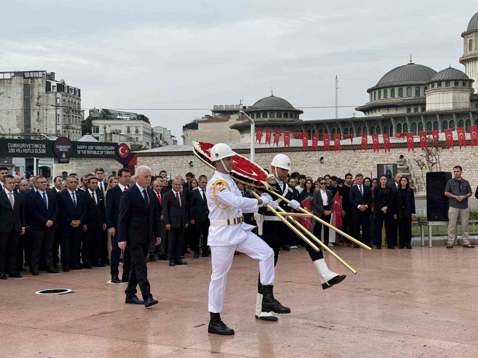 İstanbul’un kurtuluşunun 101. yıl dönümü Taksim’de kutlandı
