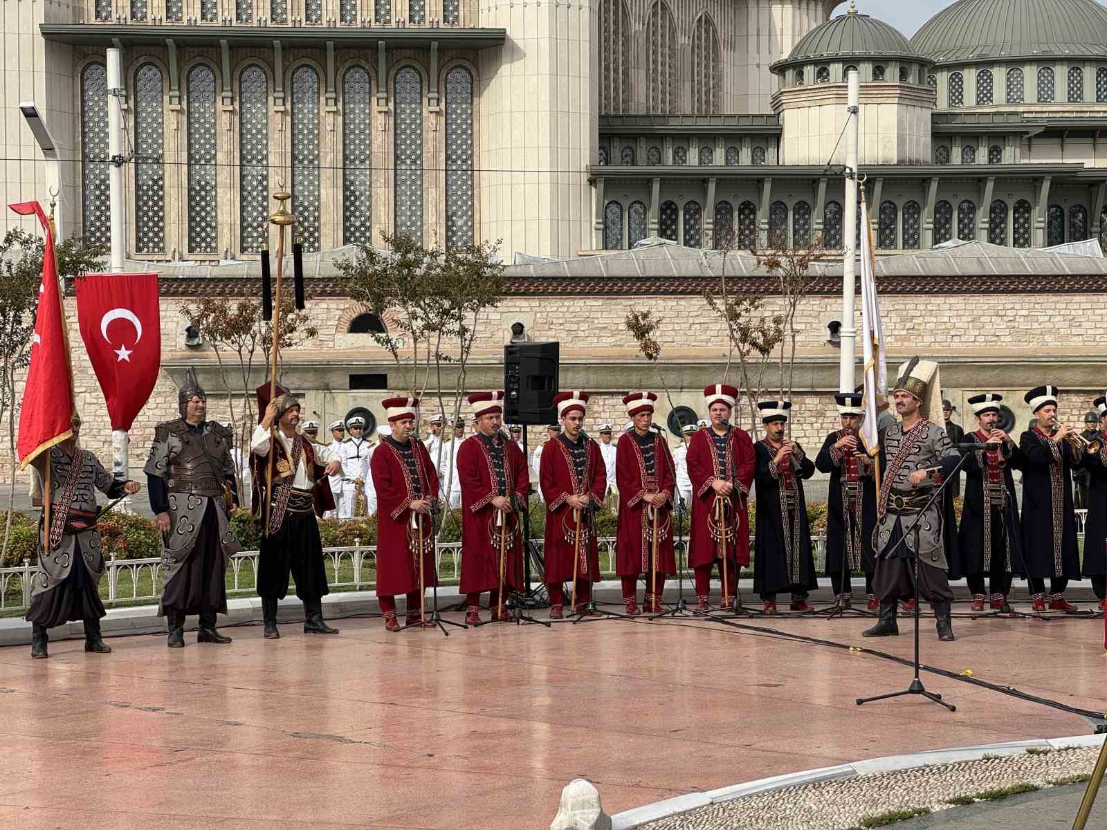 İstanbul’un kurtuluşunun 101. yıl dönümü Taksim’de kutlandı
