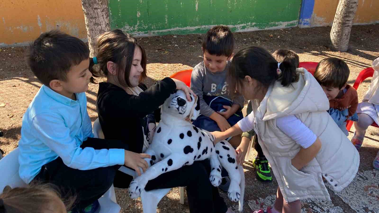 Anaokulu öğrencileri veteriner uygulamaları dersi aldı
