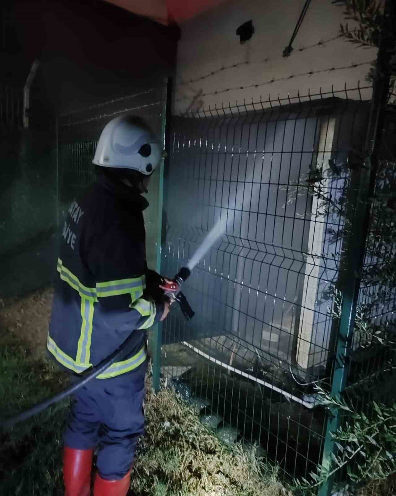 Arsuz’da elektrik trafosu alevlere teslim oldu
