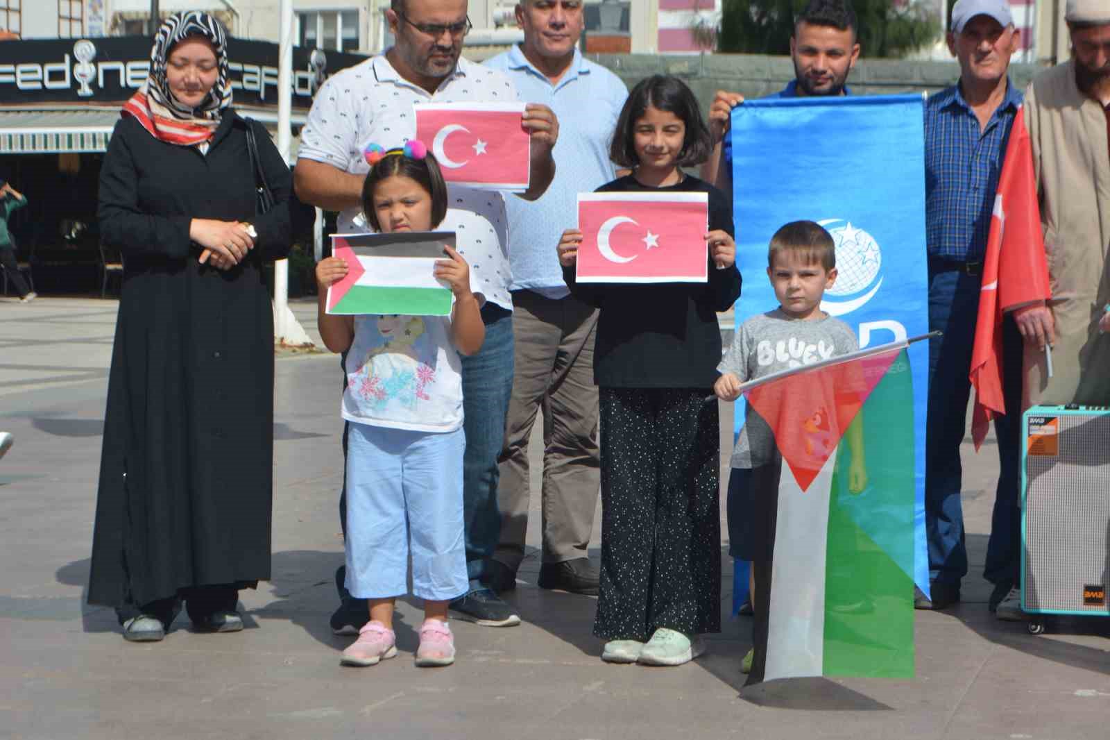 Ayvalık’ta Anadolu Gençlik Derneği’nden İsrail’e sert tepki
