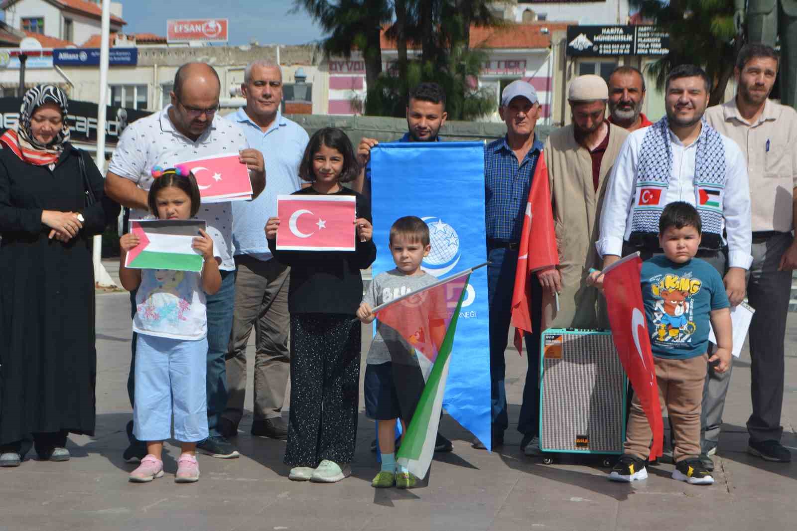 Ayvalık’ta Anadolu Gençlik Derneği’nden İsrail’e sert tepki
