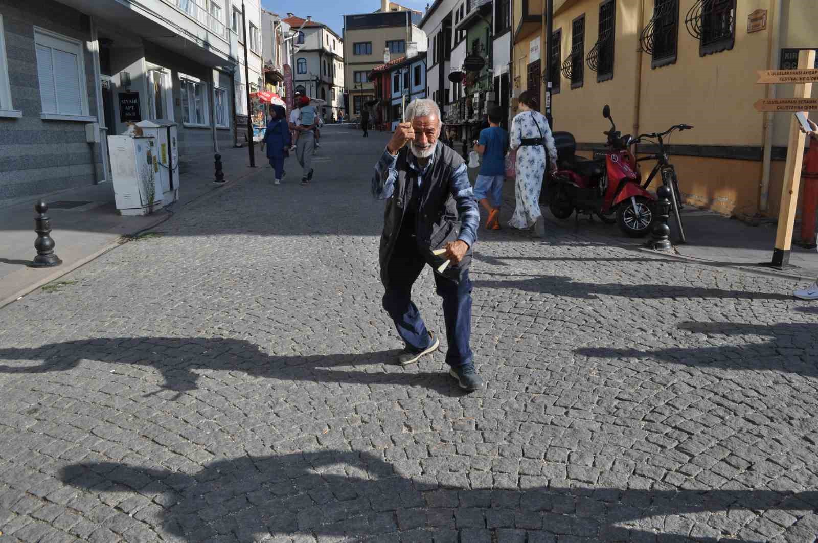 Hamallıktan kalan boş vaktini sokaklarda dans ederek kazanca dönüştürüyor
